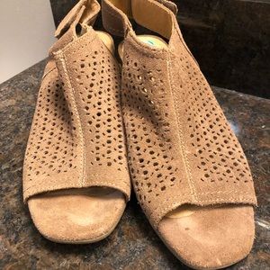 White Mountain dark tan sued sandal size 8